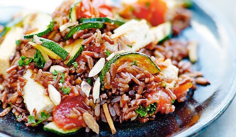 Riz rouge sauté au tofu et aux légumes